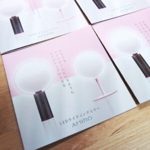 二つ折り正方形のリーフレットデザイン