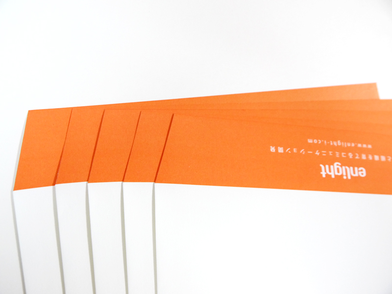 コットン紙を使用した、温かみのある質感のビジネス封筒の例