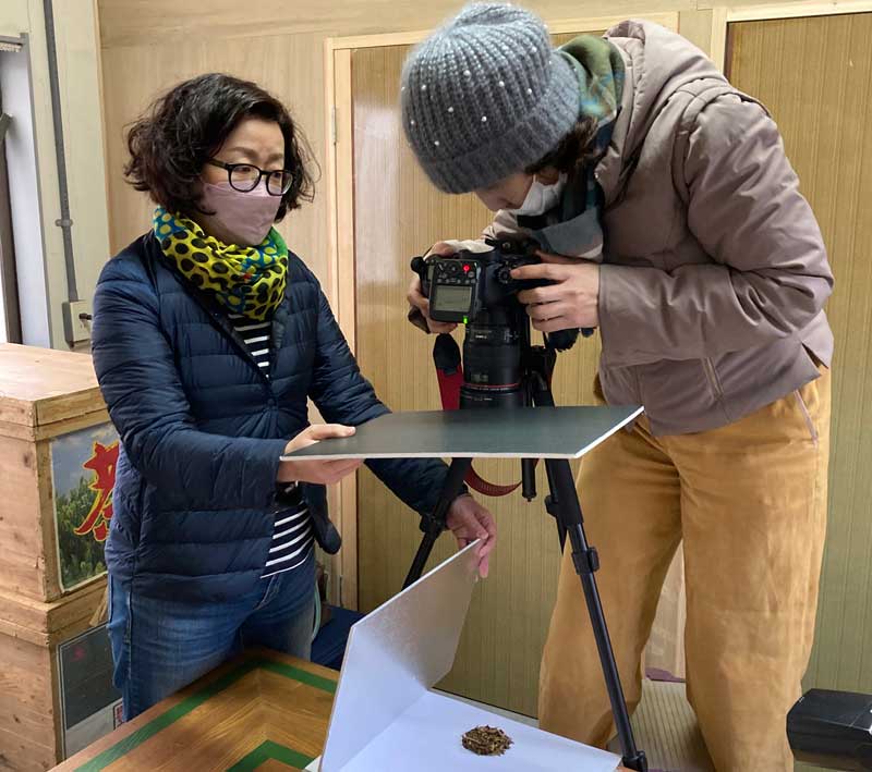 実際に松田が物撮り撮影の際にカメラマンの手伝いをしている様子