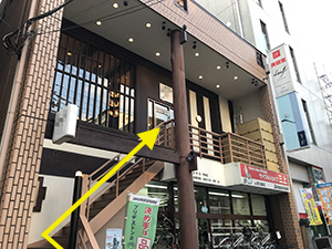 マツエクサロンの階段下に設置された店頭看板の全体像