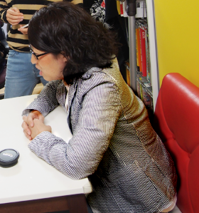 コントラストの強いストライプ柄のジャケットに発生したモアレ