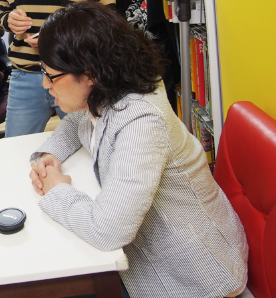 ジャケットのモアレ部分の色味を薄く修正した画像