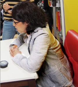 ジャケットのモアレ部分をわずかにぼかして修正した画像